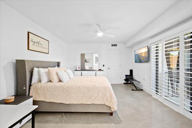 Building Photo - 709 7th Ln