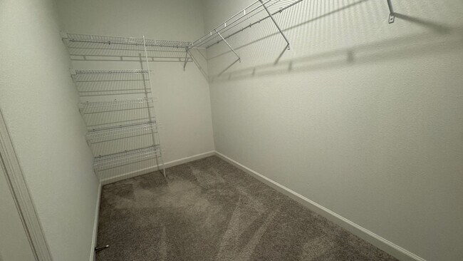 Building Photo - Charming 3BR Townhome with Screened-In Patio