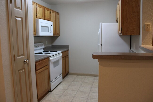 Building Photo - Lovely 2 Bedroom Condo