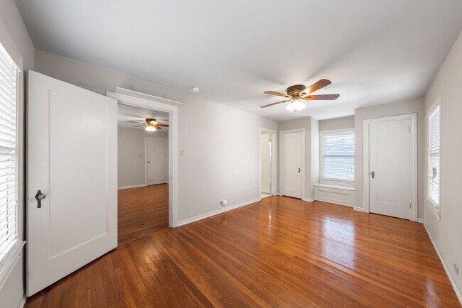 Building Photo - Charming 1-Bed Bungalow with Carport in Central San Antonio – Cozy, Bright, and Move-In Ready!