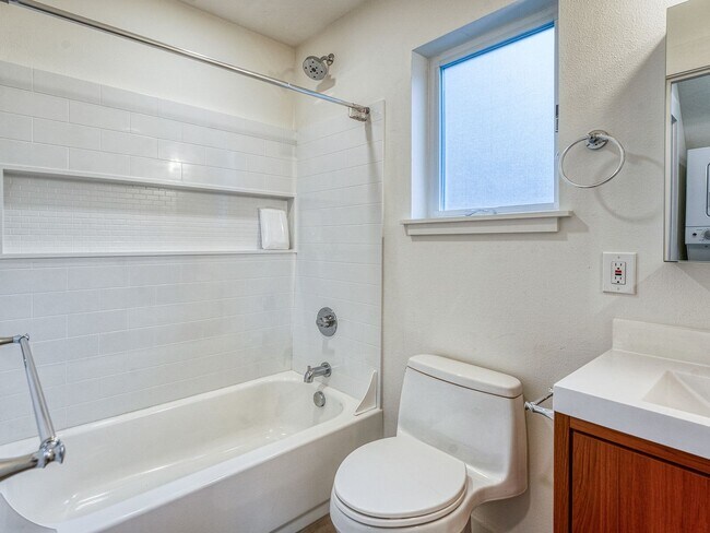 Building Photo - 2Bed 2Bath Home with Washer/Dryer!