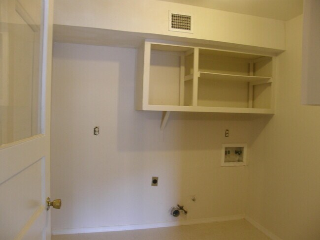 Building Photo - 5813 Beaumont Pl
