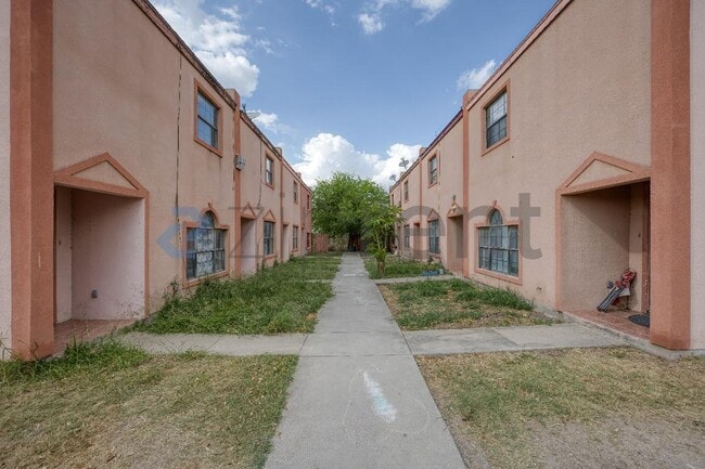 Building Photo - 815 E Sugarcane Dr