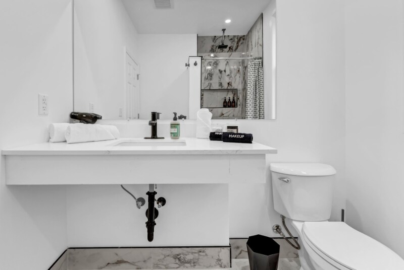 Building Photo - 574 Niagara St