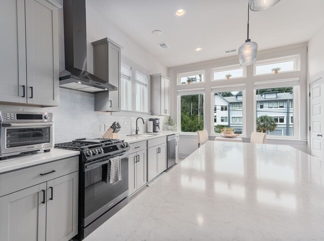 Building Photo - Elevated Lowcountry House!