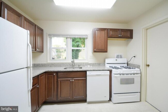 Building Photo - 5512 Ferndale St