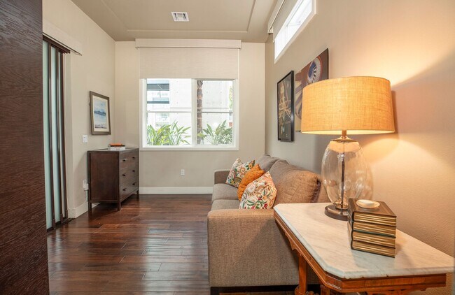 Building Photo - Modern Townhome Living in the Heart of Dow...