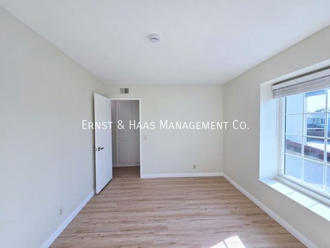 Building Photo - 1219 E Jay St