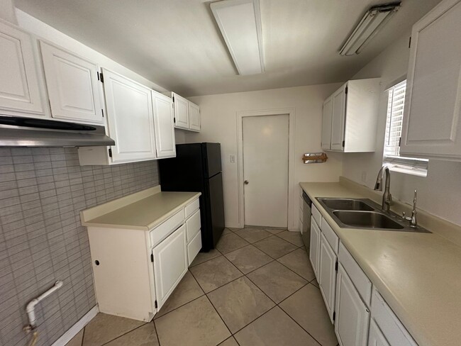 Building Photo - Rent This Beautiful 3-Bedroom Home with Se...