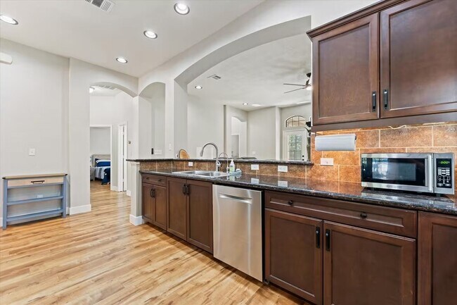 Building Photo - 976 Northampton Dr