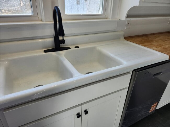 Building Photo - Large, Remodeled Single Family 4 BR House in Staunton