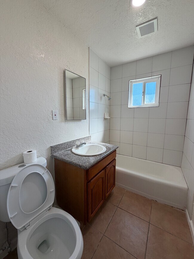 Building Photo - 1534 Nadine Ave