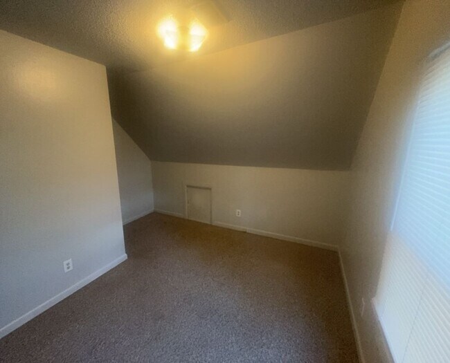 Building Photo - 2 Bed / 1 Bath Top-Floor Apartment – Acros...