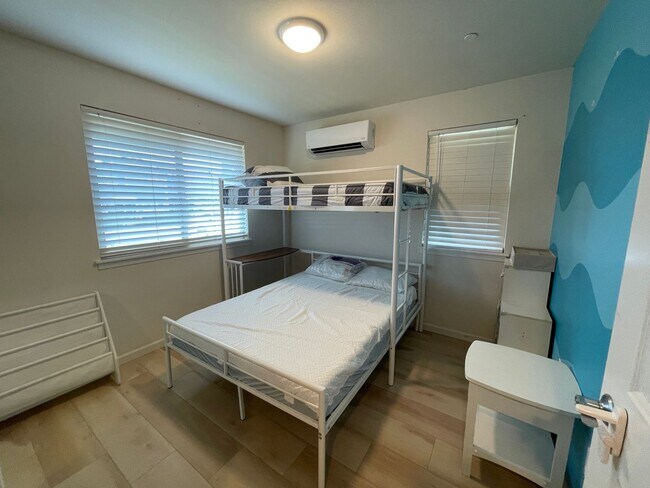 Building Photo - Fully Furnished 3 Bedroom/2 Bathroom