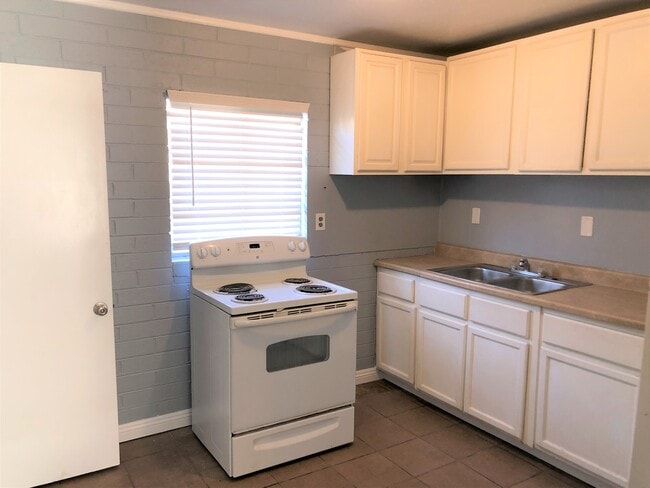 Building Photo - 447 E Merlayne Dr