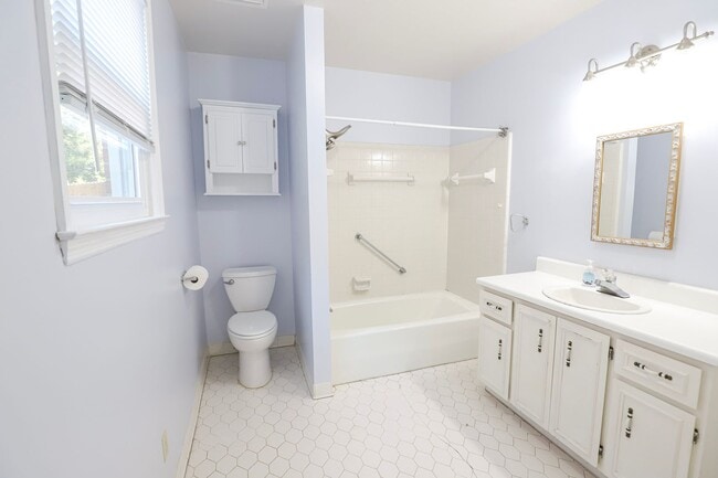 Building Photo - 1709 Oak Dr