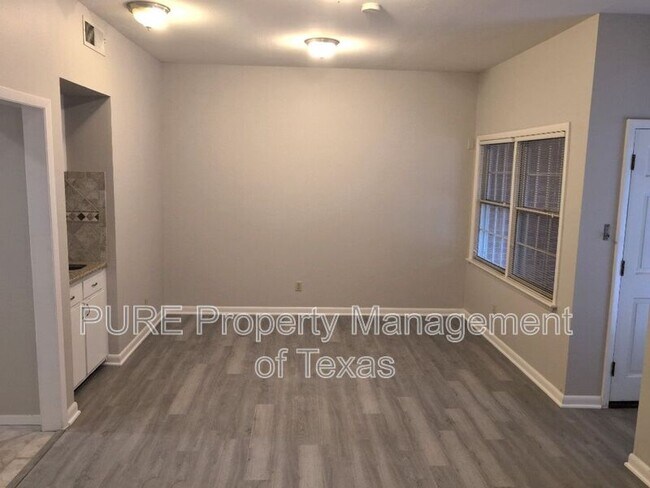 Building Photo - 3200 Duval St