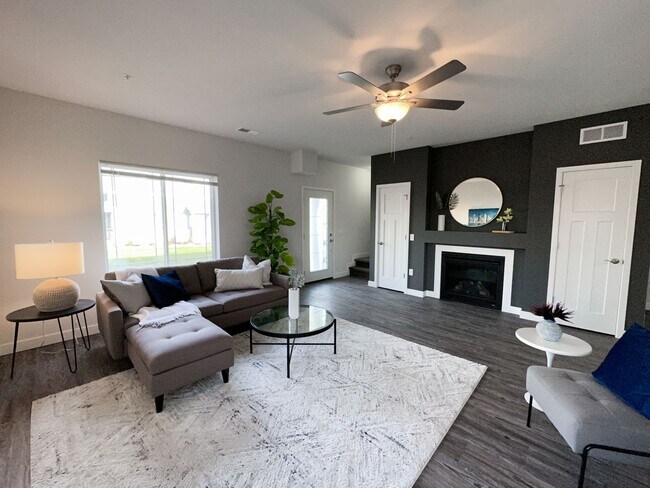 Building Photo - 2 Bed / 2.5 Bath Townhome for rent in Cottage Grove!