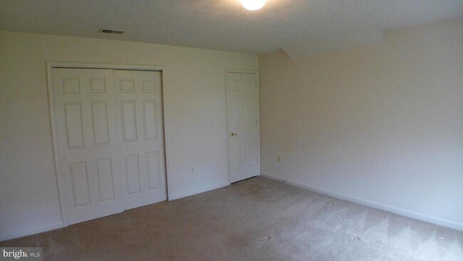 Building Photo - 10008 Manor Pl
