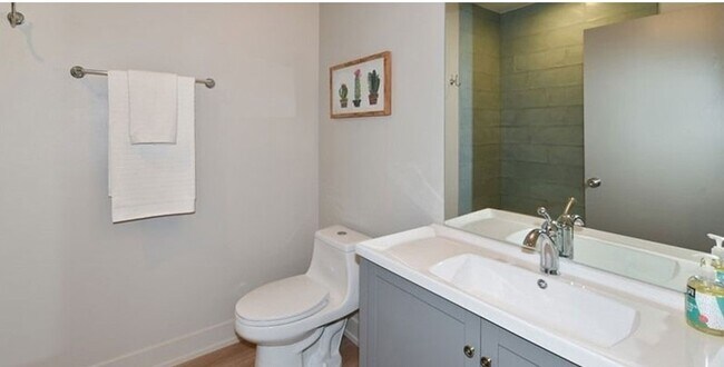 Building Photo - 717 Rogers St