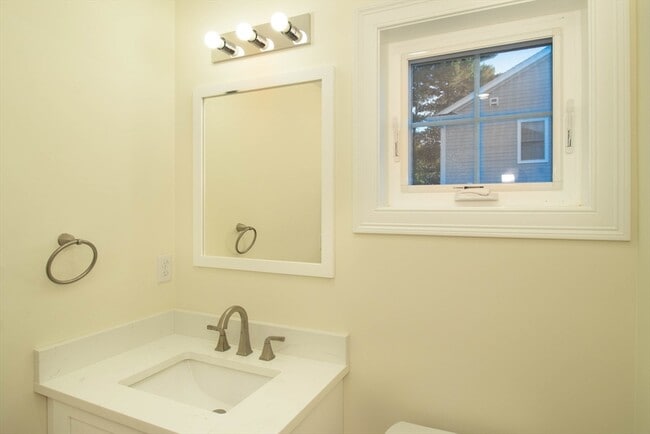 Building Photo - 5 W Chapel St