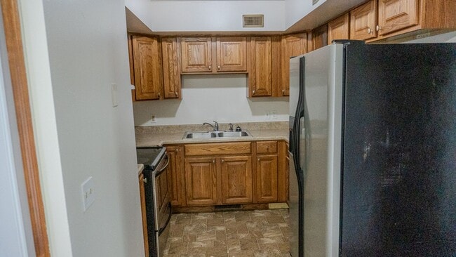Building Photo - Updated 3-Bedroom Townhouse in Convenient Toledo Location