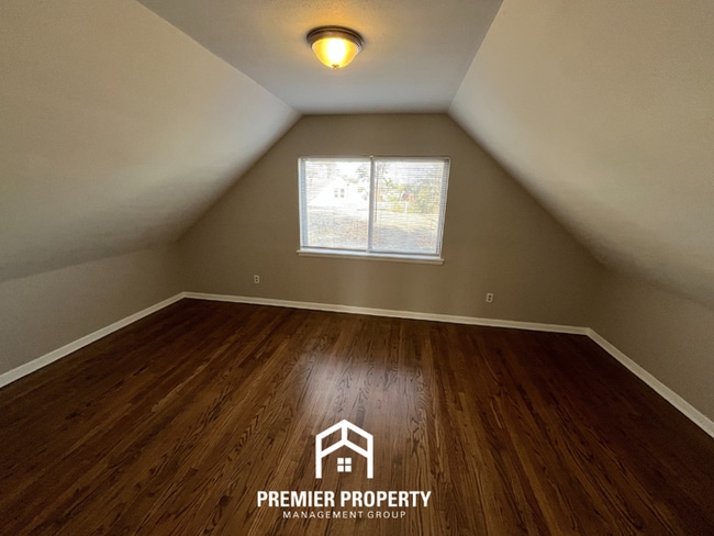 Building Photo - Beautiful 3BR/2BA Memphis Home with Hardwood Floors, Formal Dining & Fenced Yard