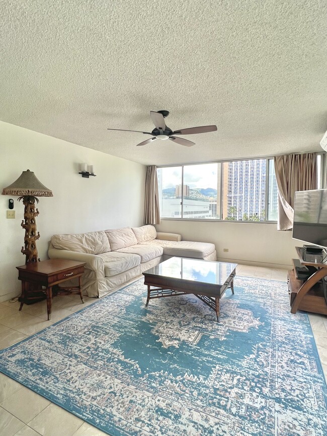 Large living room. - 2500 Kalakaua Ave