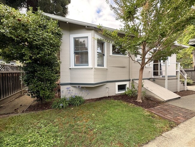 Building Photo - Charming Craftsman Style Home for Rent in ...