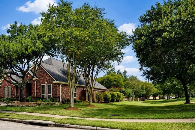 Building Photo - 16415 Burham Park Dr