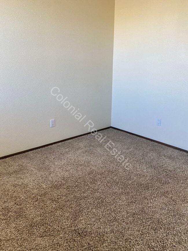 Building Photo - 3 Bed/2 Bath Home with Garage and Character!