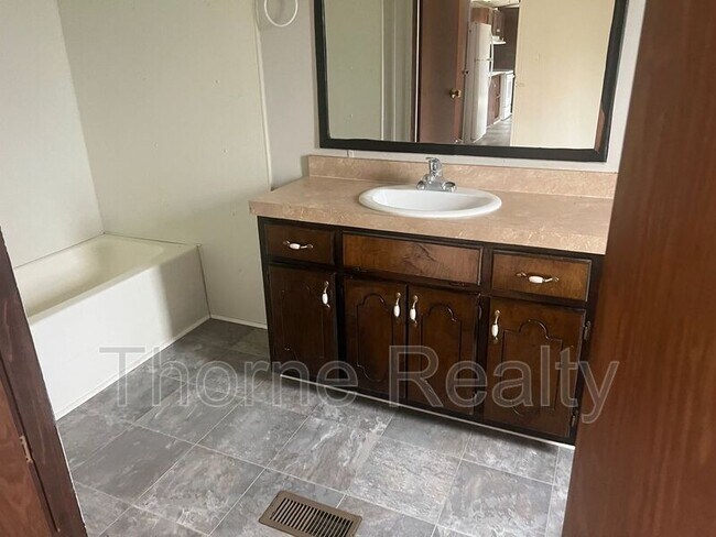 Building Photo - 81 Matts Ln