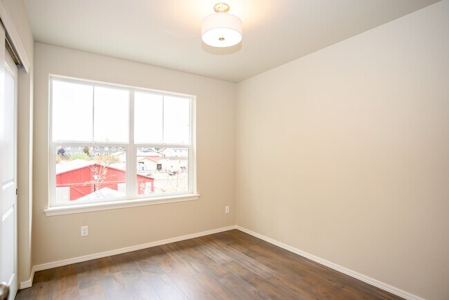 Building Photo - End-Unit Townhome in Desirable Midtown Neighborhood