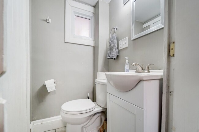 Building Photo - Clifton House For 2026-2027 With Parking Lot!