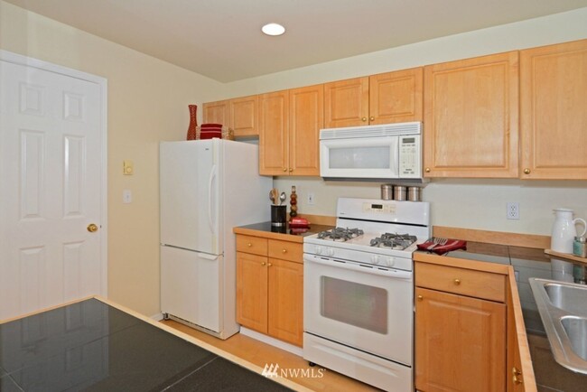 Building Photo - North Greenlake 3-bed 1.75-bath Town House