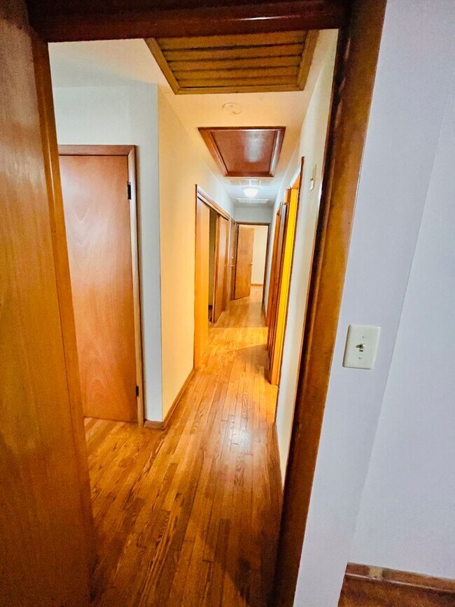 Building Photo - Single Family Home - 3 bedrooms and 1.5 bathrooms in Phelps Grove neighborhood. Ready for move-in...