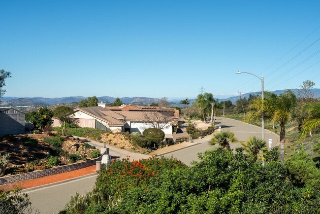 Building Photo - 11000 Meadow Glen Way E