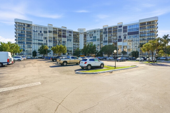 Building Photo - 1000 Parkview Dr