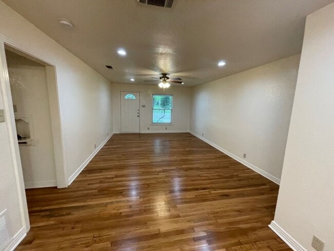 Building Photo - Nice single story home in East Ft. Worth