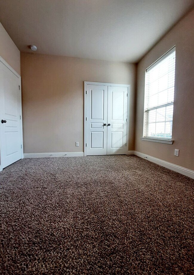 Building Photo - Beautiful 4 Bedroom, 2 Bath in sought after Arlington Neighborhood!