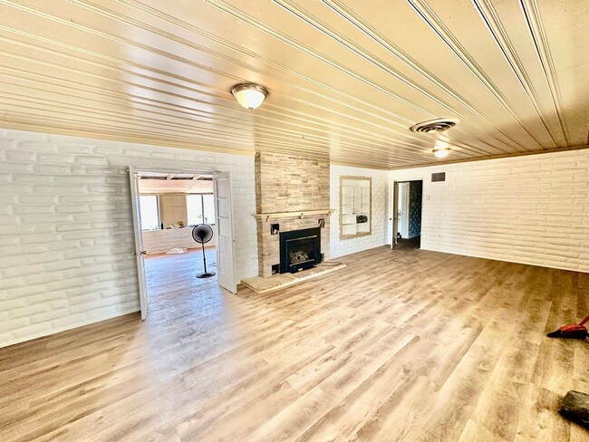 Building Photo - Fully Renovated West Fresno 4/2