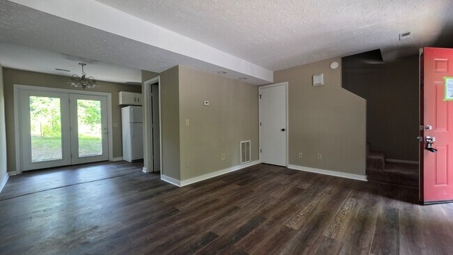 Building Photo - Townhouse in Smoketree Apartments