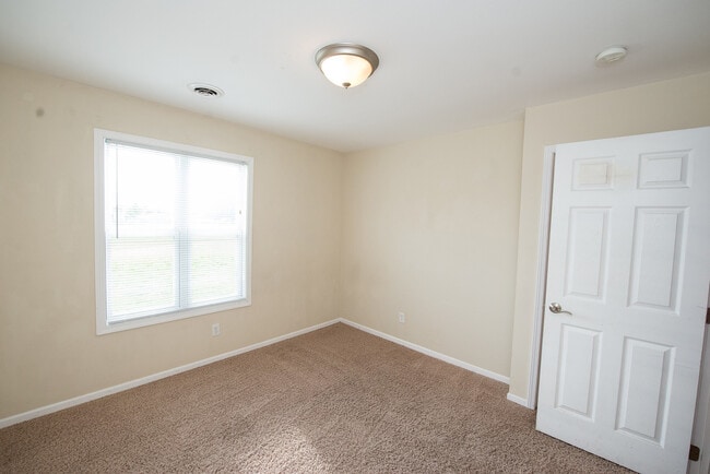 Building Photo - Amazing 4 Bedroom Duplex in Northeast Manh...