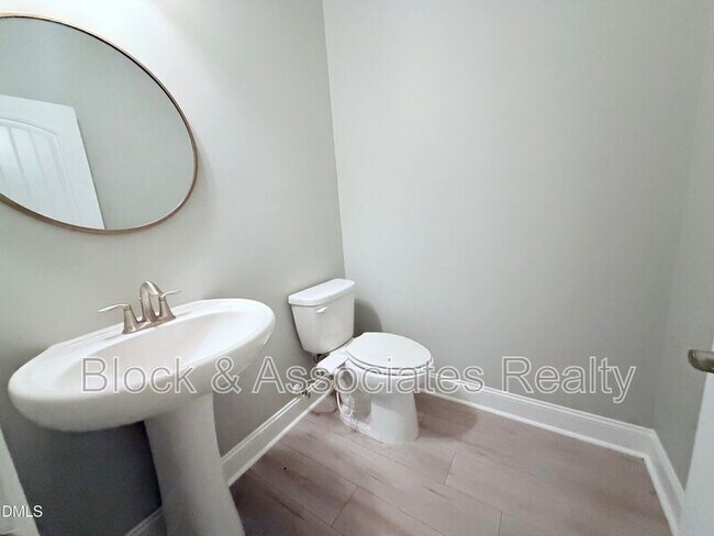 Building Photo - 504 Eno Dr