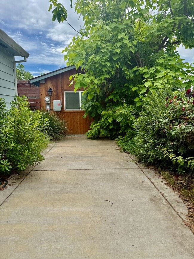 Building Photo - Cute Cottage