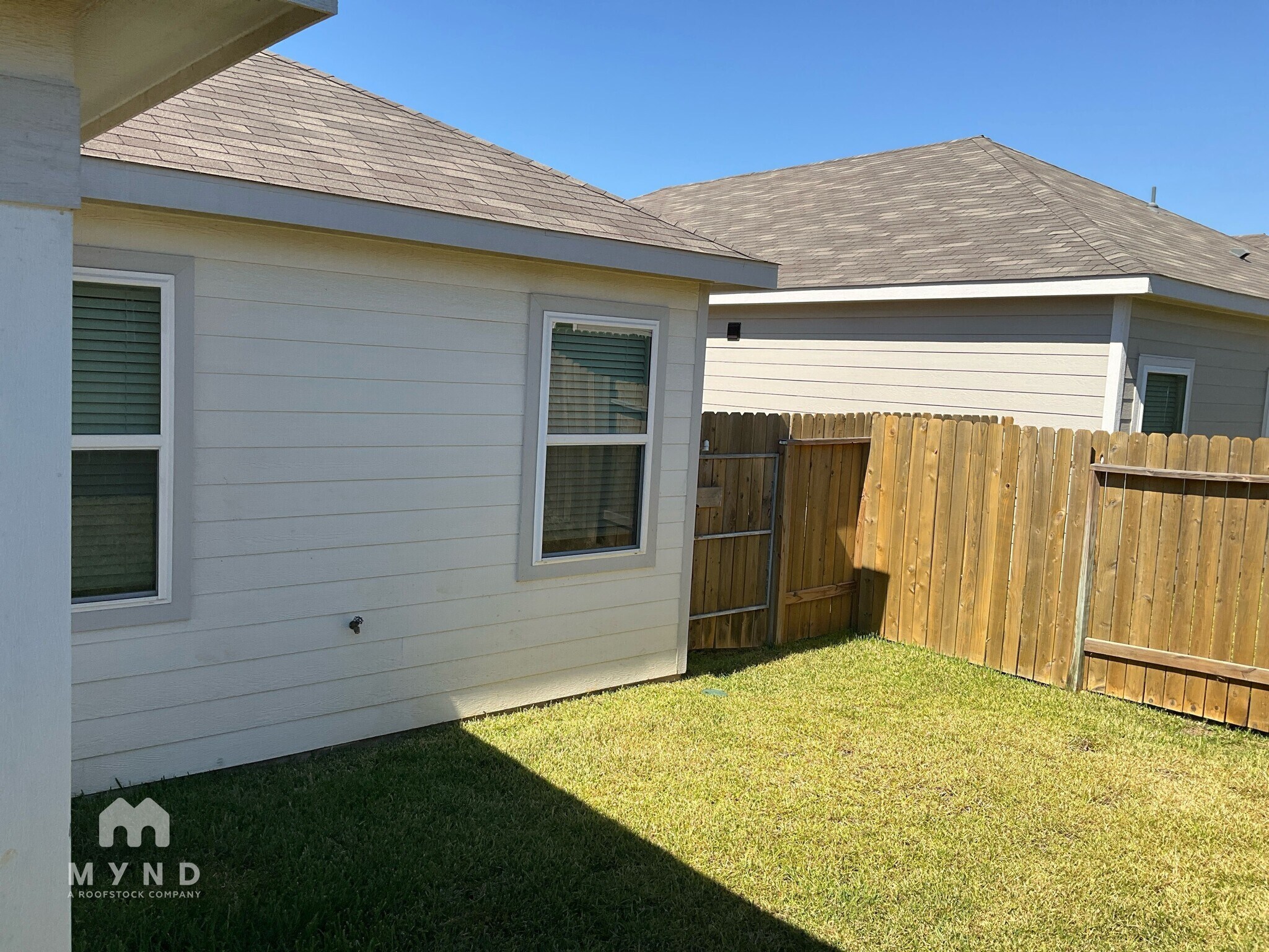 Building Photo - 15442 Maple Ter Dr