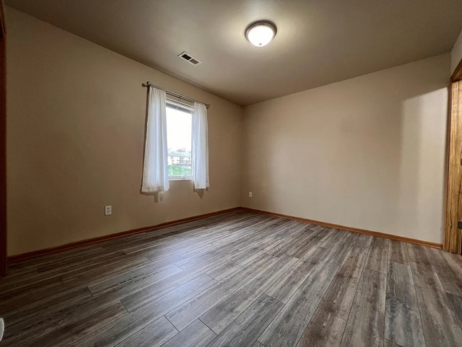 Building Photo - 1010