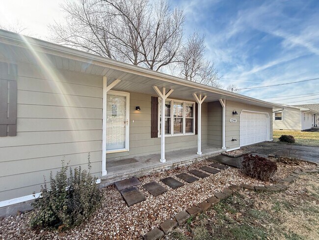 Building Photo - 3 Bed 1 Bath Ozark, MO