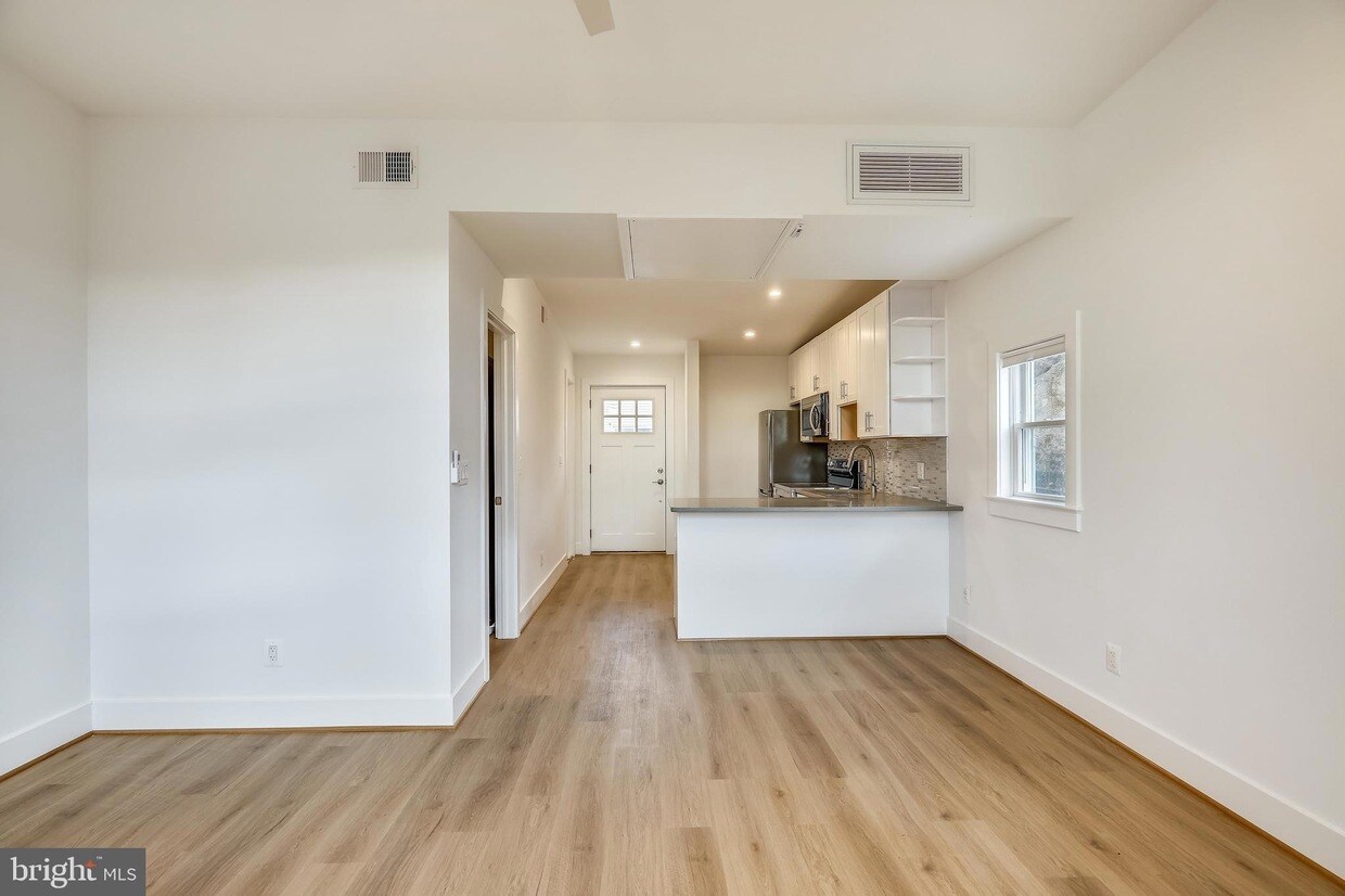 Building Photo - 314 Varnum St NW