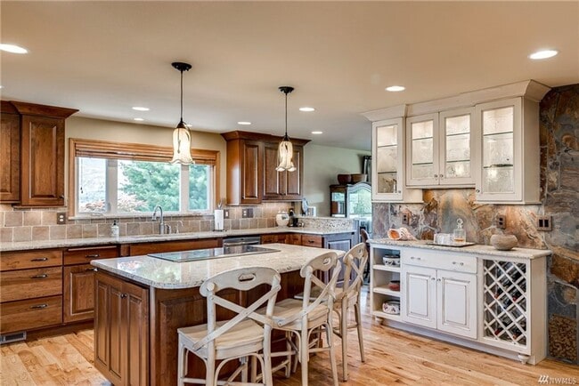 Building Photo - Amazing Views & Amazing 4 Bedroom/3 Bath H...
